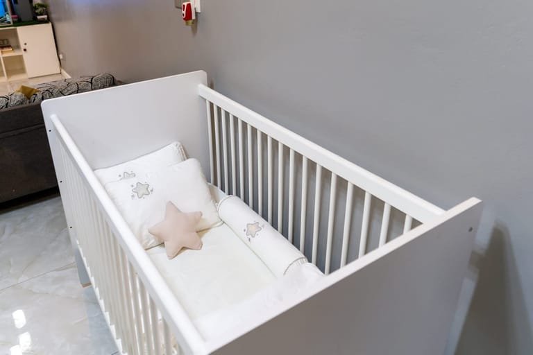 Travel cot with linen prepared at Maafolhey Han'dhaan.