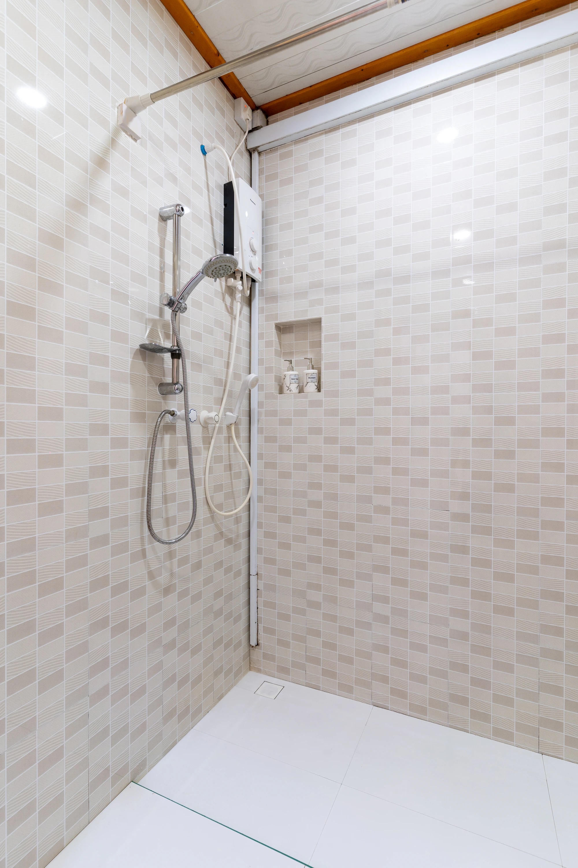 An ensuite shower at Maafolhey