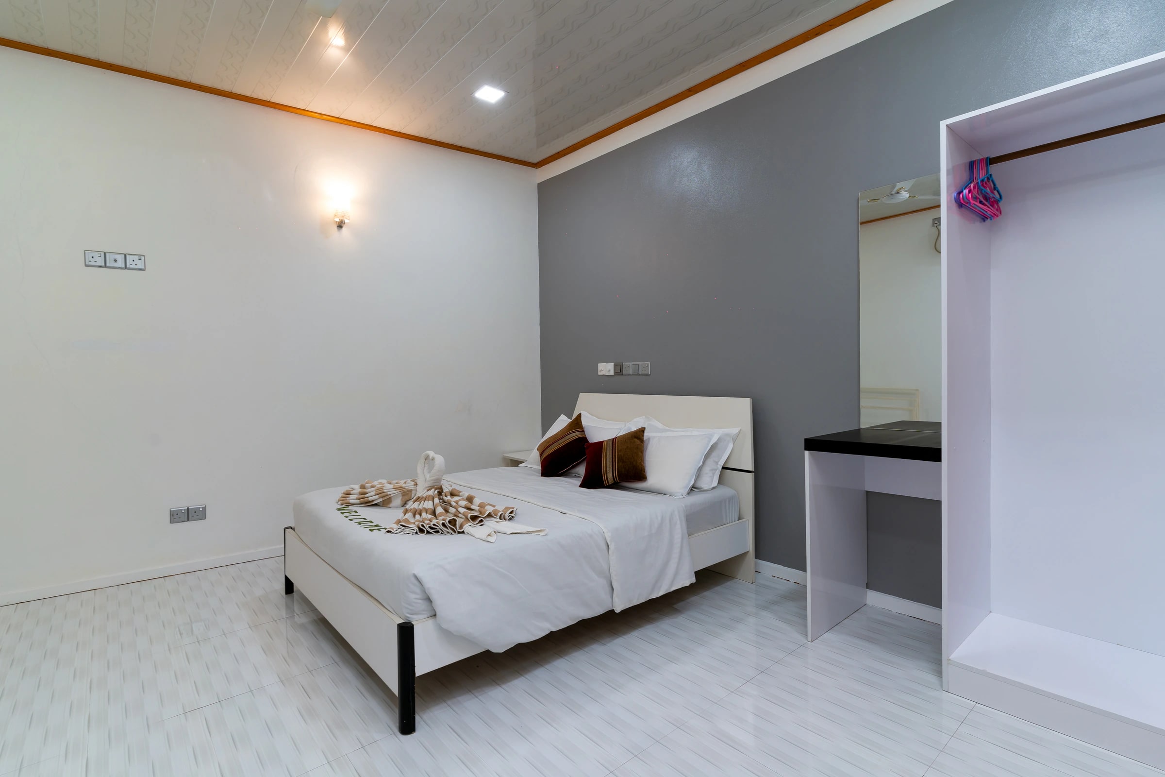 A Maafolhey bedroom with a dressing table and mirror