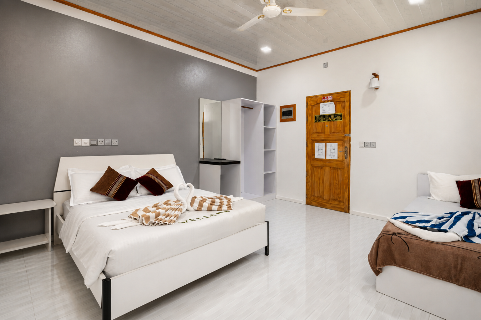 The triple bedroom at Maafolhey, with a double bed and a single bed